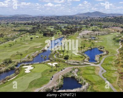 Blick aus der Vogelperspektive auf einen grünen Golfplatz an sonnigen Tagen in Südkalifornien. USA Stockfoto