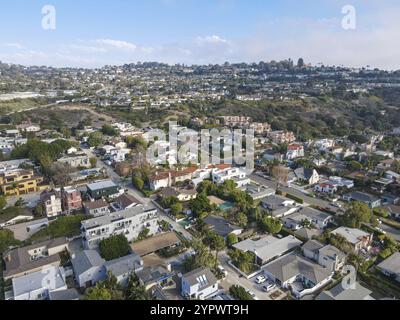 Aus der Vogelperspektive auf eine kleine Stadt mit einer kleinen Straße und einer Villa in La Jolla Hermosa, San Diego, Kalifornien, USA, Nordamerika Stockfoto