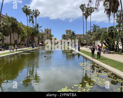 Wasserteich im Vordergrund mit Fischen im Balboa Park, San Diego, USA. Mai 2021 Stockfoto