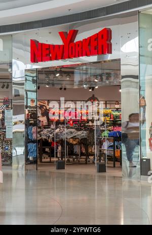 Bratislava, Slowakei, 15. Juli 2023: New Yorker Ladenfront im Einkaufszentrum Eurovea. New Yorker ist ein deutscher Bekleidungshändler in Europa Stockfoto