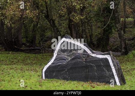 O Rexo Ecospace, malerische und skulpturale Intervention des Künstlers Agustin Ibarrola an einem natürlichen Raum, Allariz, Ourense, Galicien, Spanien, Europa Stockfoto