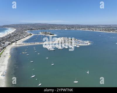 Luftaufnahme von Booten und Kajaks in Mission Bay in San Diego, Kalifornien. USA. Berühmtes Touristenziel Stockfoto