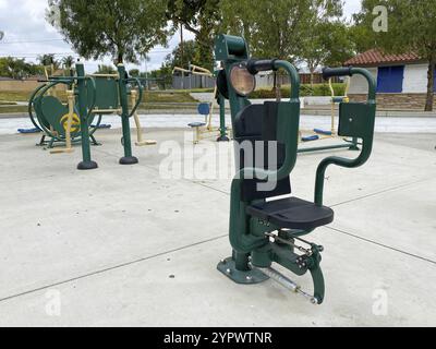 Fitnessgeräte im Freien in einem öffentlichen Park. Kostenlose Fitnessgeräte, 16. Juni 2021, Placentia, Kalifornien, USA, Nordamerika Stockfoto