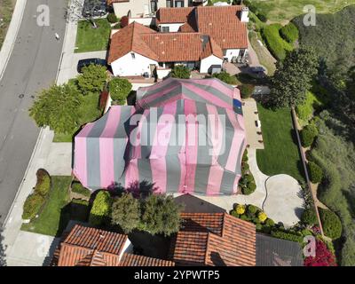 Überdachte Villa mit einem rot-grauen Zelt, während sie für Termiten begast wurde, San Diego, Kalifornien, USA. 17.. April 2022 Stockfoto