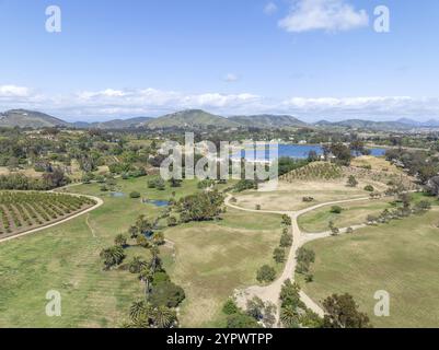 Blick aus der Vogelperspektive über die grüne Landschaft des Rancho Santa Fe in San Diego, Kalifornien, USA, Nordamerika Stockfoto