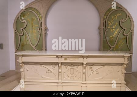 Theke und Bogen, um 1904, Holz und Glas, Can Banque Store, Museu de Mallorca, Palma, Mallorca, Spanien, Europa Stockfoto