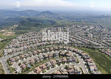 Aus der Vogelperspektive auf das Viertel der oberen Mittelklasse mit großen Villen rund um den Double Peak Park in San Marcos, Kalifornien, USA, Nordamerika Stockfoto