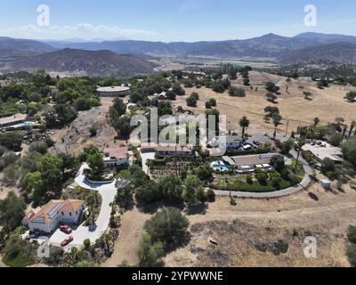 Luftaufnahme von trockenem Tal und Land mit Häusern und Scheune in Escondido, San Diego, Kalifornien Stockfoto