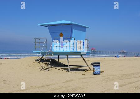 Rettungsschwimmerturm am Huntington Beach an sonnigen Tagen. Südöstlich Von Los Angeles, Kalifornien. USA Stockfoto