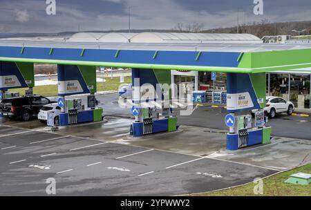 Caradice, Slowakei, 25. Dezember 2023: OMV-Tankstelle. Tankstelle. Die OMV ist ein österreichisches multinationales, integriertes Öl-, Gas- und petrochemisches Unternehmen Stockfoto