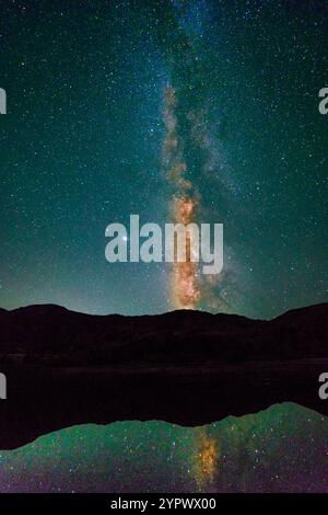 JUNI 2020, OJAI, CA., USA - Milkyway over Pond im Rose Valley, Los Padres National Forest, Ojai, CA. Stockfoto