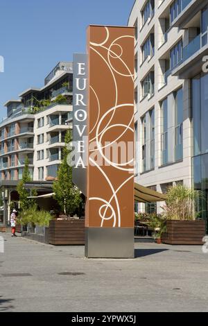 Bratislava, Slowakei, 15. Juli 2023: Eurovea Einkaufszentrum in Bratislava. Eurovea ist ein Geschäfts-, Einzelhandels- und Wohnkomplex in Bratislava, Slova Stockfoto