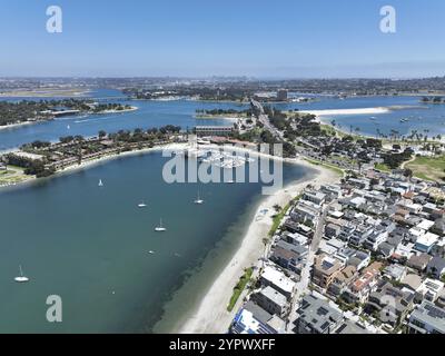 Luftaufnahme von Booten und Kajaks in Mission Bay in San Diego, Kalifornien. USA. Berühmtes Touristenziel Stockfoto