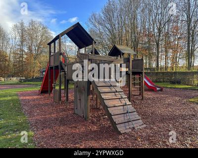 Farbenfroher Spielplatz mit Klettertreppen und Rutschen auf dem Hof im Park Stockfoto