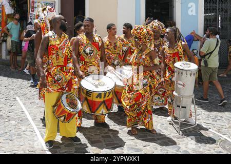 Kleine Tänzerparade mit traditionellen Kostümen, die gemeinsam mit Schwärmern den Karneval auf den Straßen feiern. Salvador, Bahia, Brasilien, 11. Februar 2020, Sou Stockfoto