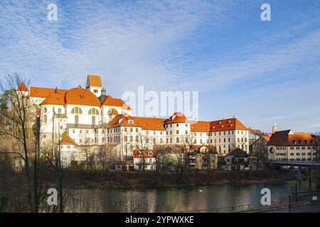 Berühmte Aussicht über den Lech in Richtung Zitadelle von Füssen, Deutschland. Die historischen Gebäude erscheinen in der Morgensonne Stockfoto