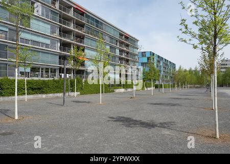 Der Oerliker Park in Zürich ist ein prominentes Beispiel für die Kombination von attraktivem urbanem Raum mit moderner, dichter Architektur Stockfoto