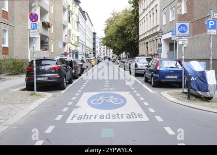 Berlin, Deutschland, 2021. September, Fahrradstraße mit geparkten Autos im Bezirk Mitte Berlin, Deutschland, 20. September 2021, Fahrradstraße mit geparkten Autos Stockfoto