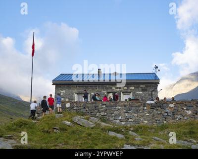 Cabane de Susanfe in der Nähe von Champery, Schweiz, ist eine kleine Almhütte des Schweizer Alpenvereins SAC. Wanderer stehen vor dem Gebäude in der Stockfoto