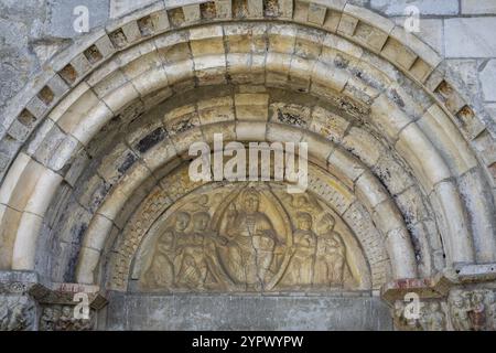 Tympanon mit Bildnis Christi in Majestät in seiner Mandorla und den vier Evangelisten, Basilika Saint-Just de Valcabrere, 12. Jahrhundert, Comminges, Frenc Stockfoto