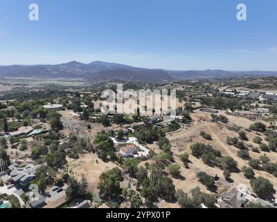 Luftaufnahme von trockenem Tal und Land mit Häusern und Scheune in Escondido, San Diego, Kalifornien Stockfoto