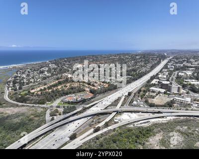 Luftaufnahme des Autobahnkreuzes und -Abzweigs, San Diego Freeway interstate 5, Kalifornien, USA, Nordamerika Stockfoto