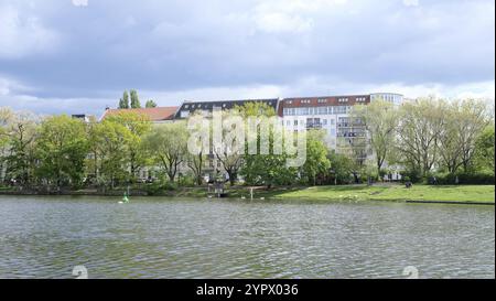 Berlin, Deutschland, 19. April 2024, Blick über den Urbanhafen auf die Fassade der Wohnhäuser am Planufer, Europa Stockfoto