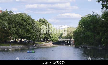 Berlin, Deutschland, 6. Mai 2024, Blick über den Landwehrkanal zur Admiralbrücke in Kreuzberg, Europa Stockfoto