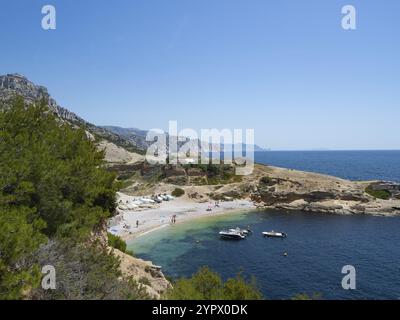 Der Calanques National Park bietet wunderschöne Möglichkeiten zum Schwimmen inmitten einer wilden, steilen Küste. Lage in Calanque de Marseilleveyre Stockfoto