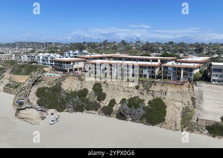 Aus der Vogelperspektive von Del Mar Shores, kalifornischen Küstenklippen und Haus mit blauem Pazifik. San Diego County, Kalifornien, USA, Nordamerika Stockfoto