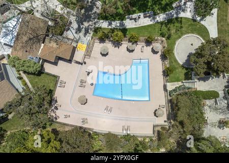 Erholungseinrichtungen mit Swimmingpool aus der Vogelperspektive in einer privaten Wohngegend in La Jolla, Kalifornien, USA. 15. April 2022 Stockfoto