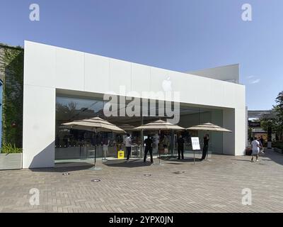 Apple Einzelhandelsgeschäft, in dem iPhones, iPads und vieles mehr in eleganten Räumen verkauft werden. Befindet sich in Westfield UTC. Mit Sicherheit vor dem Laden. La Jolla. Stockfoto