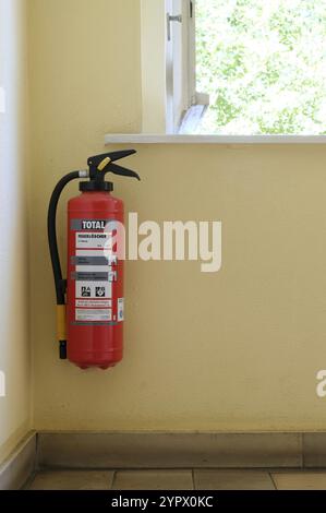 Berlin, Deutschland, 23. Juni 2024, Feuerlöscher im Treppenhaus eines Wohngebäudes, Europa Stockfoto
