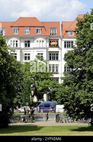 14. Juni 2020, Berlin, Deutschland, Blick auf typische Altbaufassaden auf der Berliner Hasenheide, einem beliebten Park in der deutschen Hauptstadt mit einer Straße von t Stockfoto
