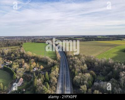 Luftaufnahme der Autobahn während der Wintersaison im Süden Belgiens Stockfoto
