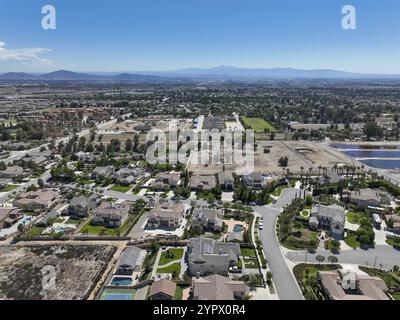 Aus der Vogelperspektive von Rancho Cucamonga, südlich der Ausläufer der San Gabriel Mountains und des Angeles National Forest im San Bernardino County, Cal Stockfoto