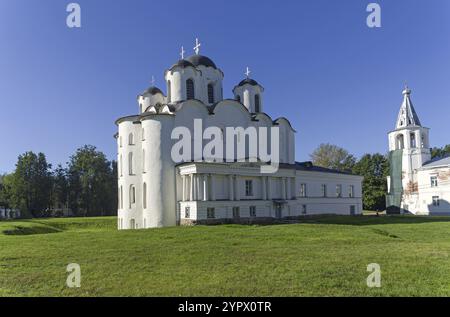 Nikolaus-Kathedrale am Hof von Jaroslav. Veliky Nowgorod. Sonniger Tag im September Stockfoto