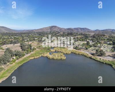 Blick aus der Vogelperspektive über das Wasserreservoir und einen großen Damm, der Wasser hält. Rancho Santa Fe in San Diego, Kalifornien, USA, Nordamerika Stockfoto