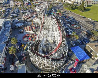 Aus der Vogelperspektive die berühmte Achterbahn „Giant Dipper“ im Belmont Park, einem Vergnügungspark, der 1925 an der Promenade von Mission Beach in San Diego, Kalifornien, erbaut wurde Stockfoto