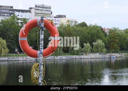 Berlin, Deutschland, 14. August 2023, Lifebuoy hilft ertrinkenden Opfern in Urbanhfen in Kreuzberg mit Feuerwehr-Notruf und Mahnung missbräuchlicher Verwendung Strafe Stockfoto