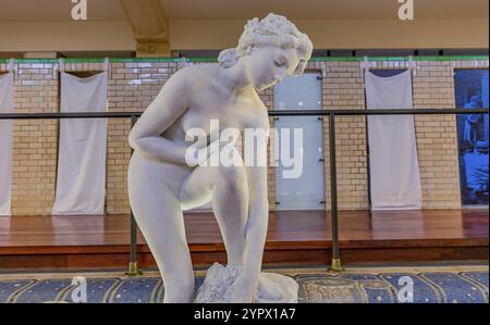 ROUBAIX, FRANKREICH, 14. JUNI 2024 : Innenräume Art déco-Dekore und Skulpturen des olympischen Schwimmbades La Piscine, erbaut im Jahr 1927 vom Archit von Lille Stockfoto