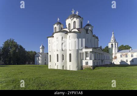 Nikolaus-Kathedrale am Hof von Jaroslav. Veliky Nowgorod. Sonniger Tag im September Stockfoto