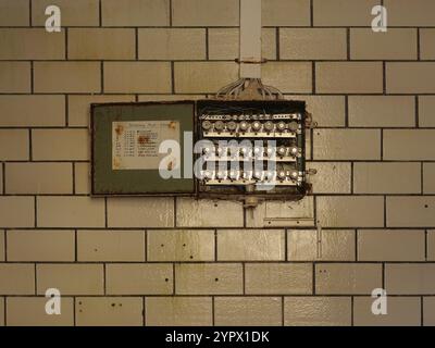 Verlorene Orte: Sicherungskasten in der alten psychiatrischen Klinik Doesen. Leipzig, Sachsen, Deutschland, Europa Stockfoto