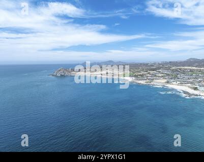Blick aus der Vogelperspektive auf den tropischen Strand mit Resorts in Cabo San Jose, Baja California Sur, Mexiko, Mittelamerika Stockfoto