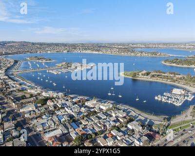 Luftaufnahme von Mission Bay und Strand in San Diego im Sommer, Kalifornien. USA. Gemeinschaft auf einer Sandbar mit Villen, Seehafen und Erholungsmöglichkeiten gebaut Stockfoto