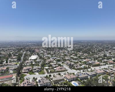 Aus der Vogelperspektive auf die wohlhabende Gemeinde Alta Loma und die Bergkette Rancho Cucamonga, Kalifornien, USA, Nordamerika Stockfoto