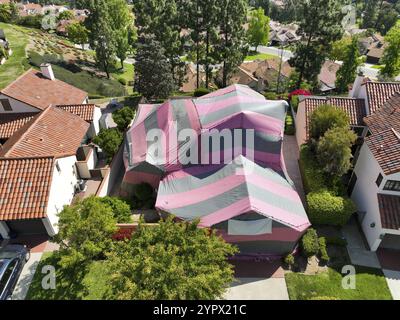 Überdachte Villa mit einem rot-grauen Zelt, während sie für Termiten begast wurde, San Diego, Kalifornien, USA. 17.. April 2022 Stockfoto