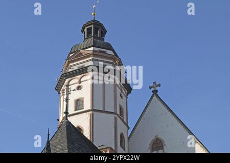 Blick nach oben auf Turm, Balkon und Giebel der Thomaskirche in Leipzig. Sachsen, Deutschland, Europa Stockfoto