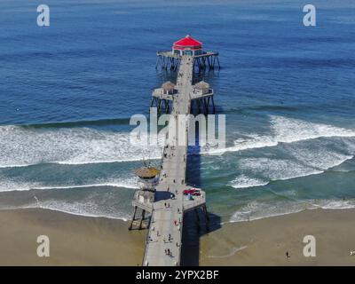 Blick aus der Vogelperspektive auf Huntington Pier, Strand und Küste an sonnigen Sommertagen, südöstlich von Los Angeles. Kalifornien. Ziel für Surfer und Touristen Stockfoto