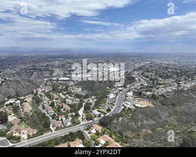 Aus der Vogelperspektive über La Jolla Hills mit großen Villen und dem Meer im Hintergrund, San Diego, Kalifornien, USA, Nordamerika Stockfoto